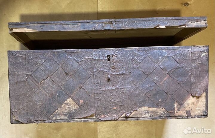 Старинный кованый сундук