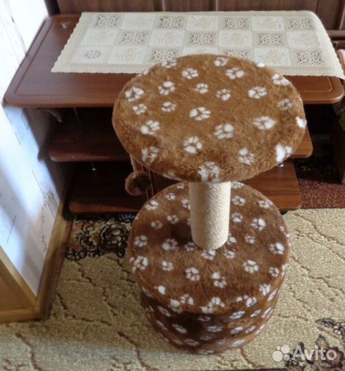 Письменный стол СССР и домик с когтеточкой & кошек