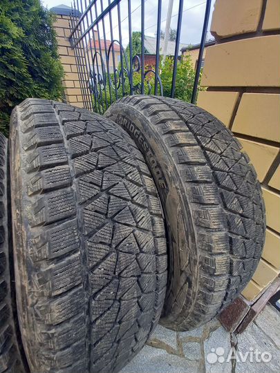 Bridgestone Blizzak DM-V2 235/55 R20 102T