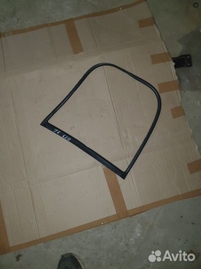 Молдинг заднего стекла на крыло Шевроле нива