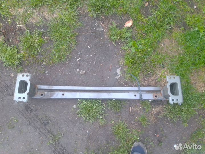 Усилитель переднего бампера Toyota Auris E150