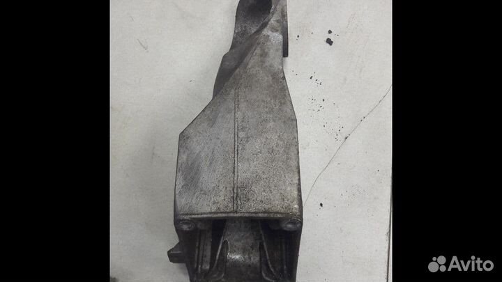 Кронштейн двигателя правый Volkswagen Touareg