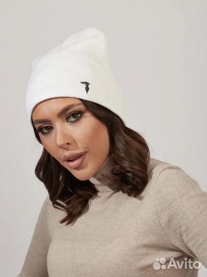 Шапка Труссарди белая