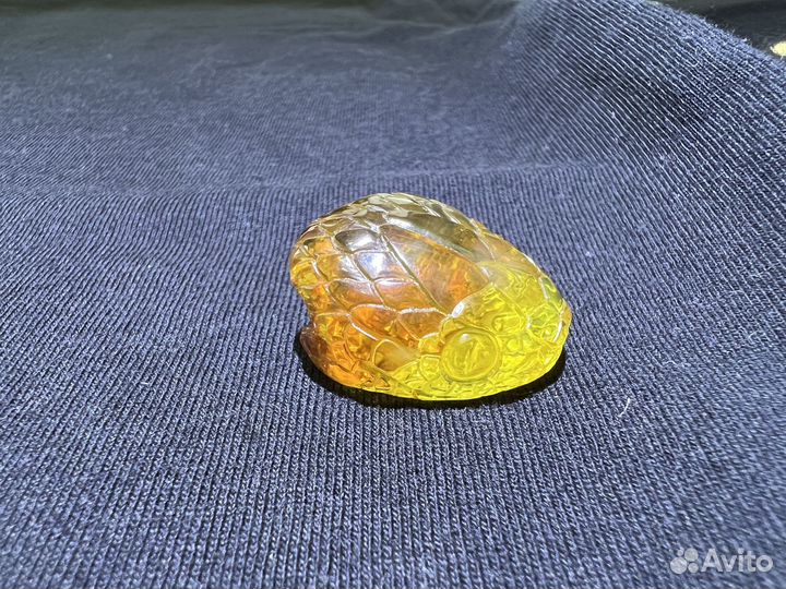 Голова змеи из балтийского янтаря