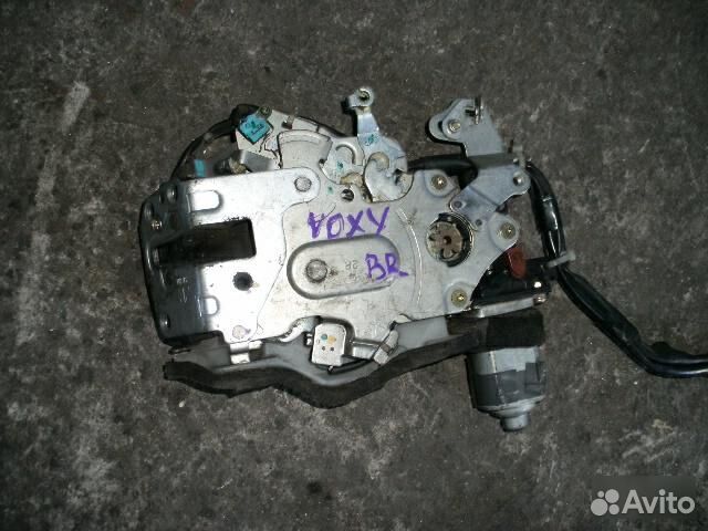 Замок задний правый Toyota Voxy AZR65 2003