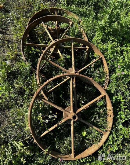 Старые колеса от трактора или машины