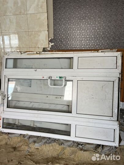 Пластиковая дверь со стеклами входная