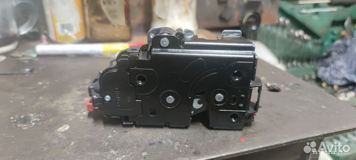 Замок задней правой двери touareg gp