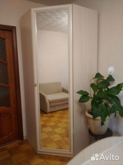 Угловой шкаф с зеркалом