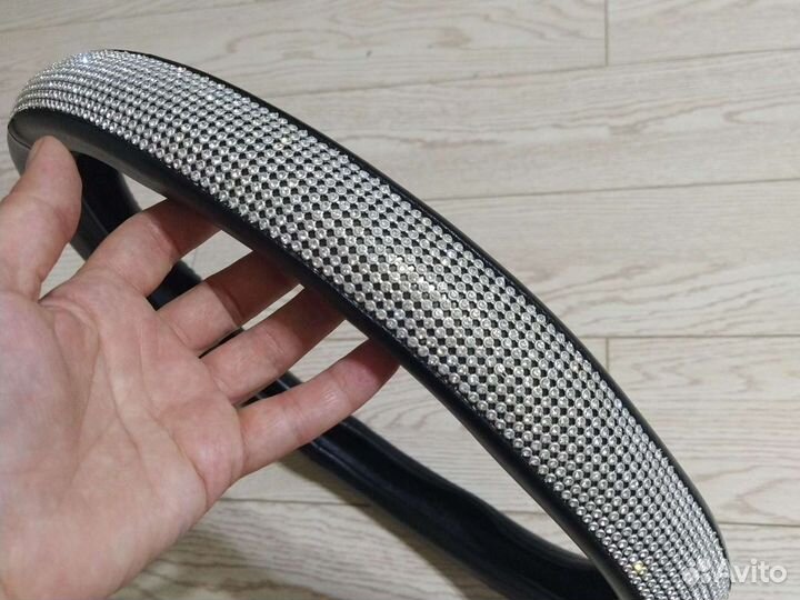 Оплётка на руль со стразами