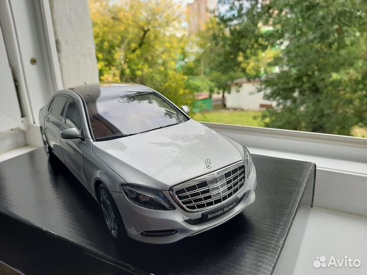Модель автомобиля Mercedes Maybach 1/18 Autoart