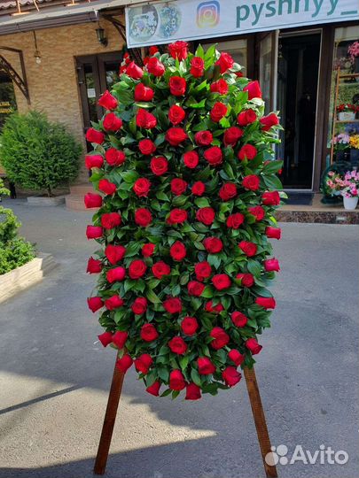 Венки ритуальные из живых цветов