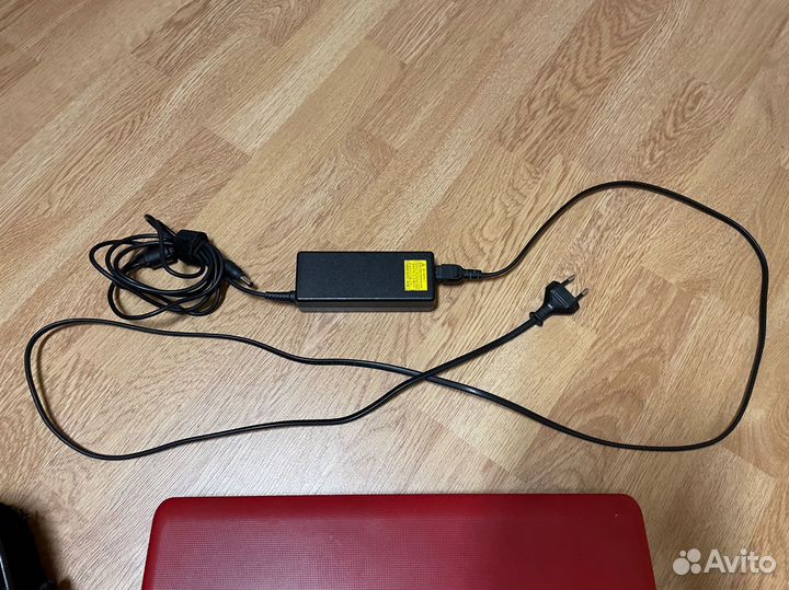 Ноутбук Toshiba красный