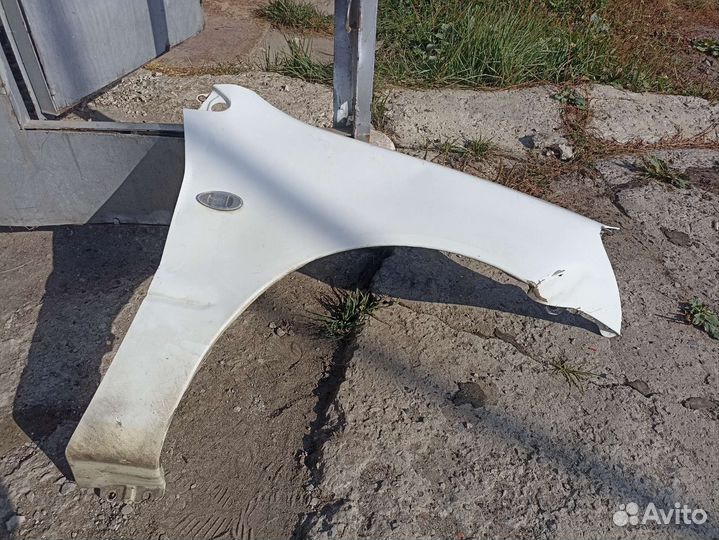 Переднее правое крыло на lancer 9