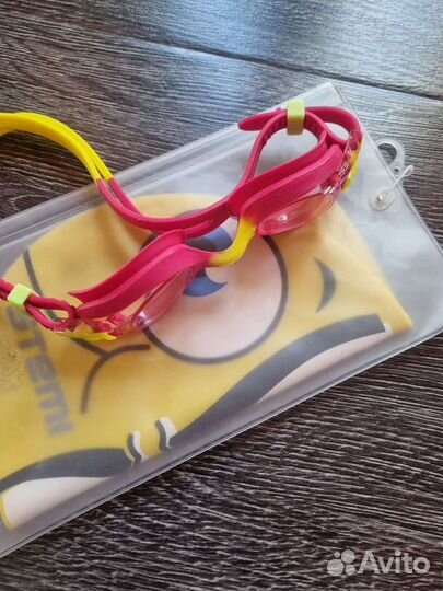 Очки и шапочка для плавания