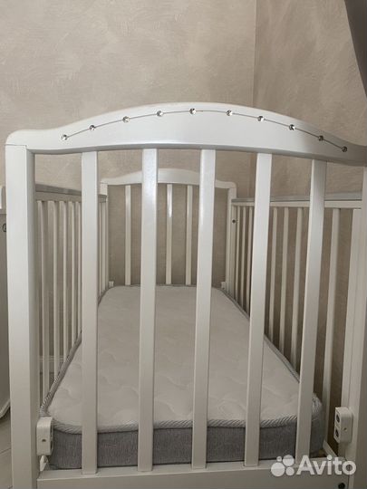 Детская кроватка с маятником