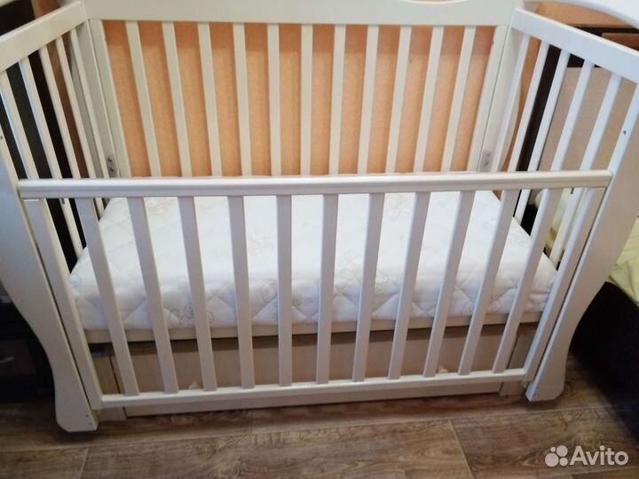 Детская кроватка с универсальным маятником