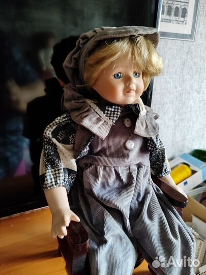 Кукла фарфоровая