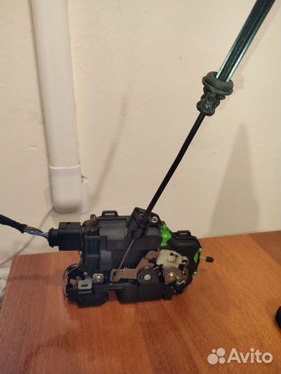 Замок передней правой двери на VAG