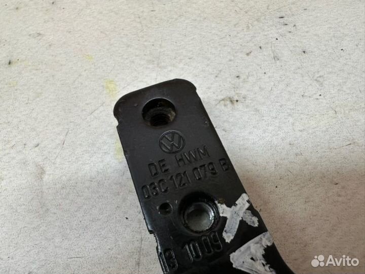 Кронштейн трубки теплообменника Volkswagen Golf