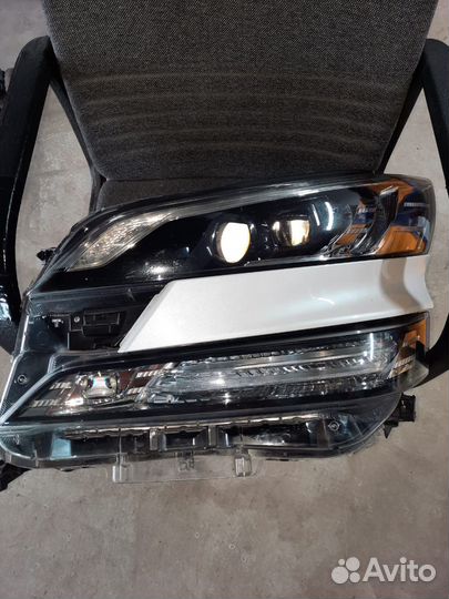 Продам фару переднюю левую Toyota Vellfire 30