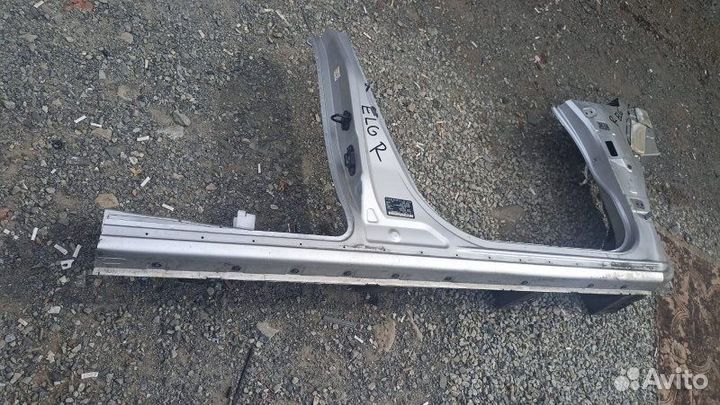 Стойка кузова правая Nissan Elgrand PE52 VQ35DE