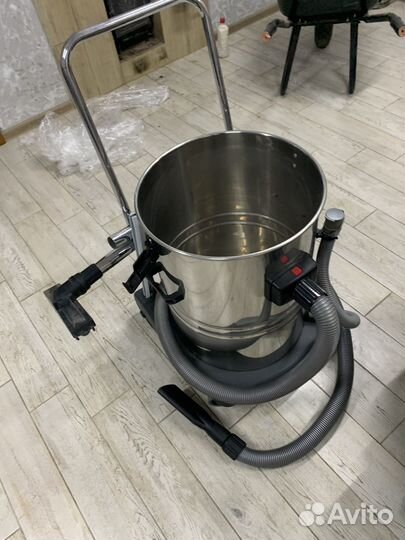 Трехтурбинный пылесос для автомойки и клининга