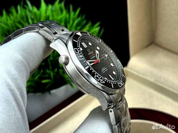 Механические часы Omega James Bond