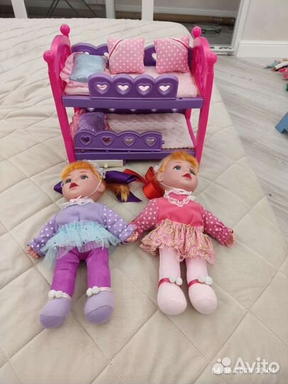 Куклы в кроватке