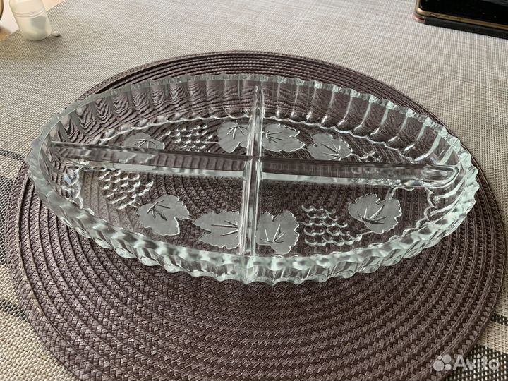 Стеклянное блюдо для сервировки стола