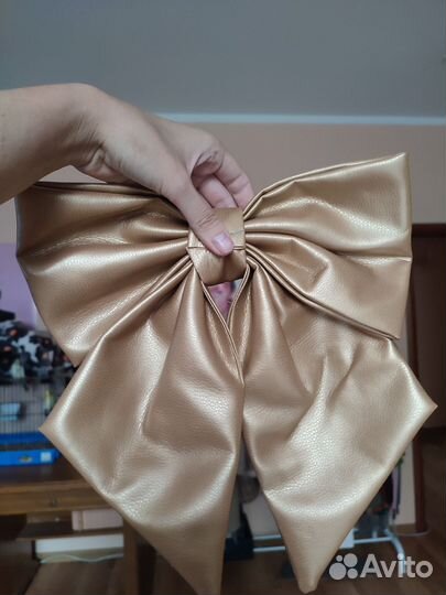 Золотистые банты из экокожи для интерьера