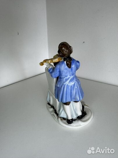 Фарфоровая статуэтка