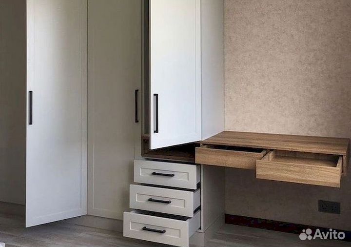 Книжный шкаф