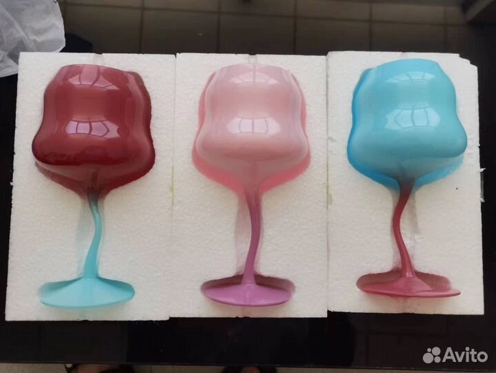 Акриловые бокалы на кривой ножке