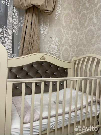 Детская кроватка с универсальным маятником