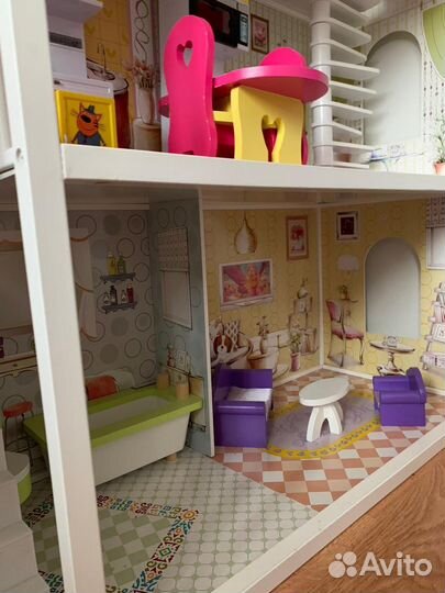 Большой кукольный домик с мебелью