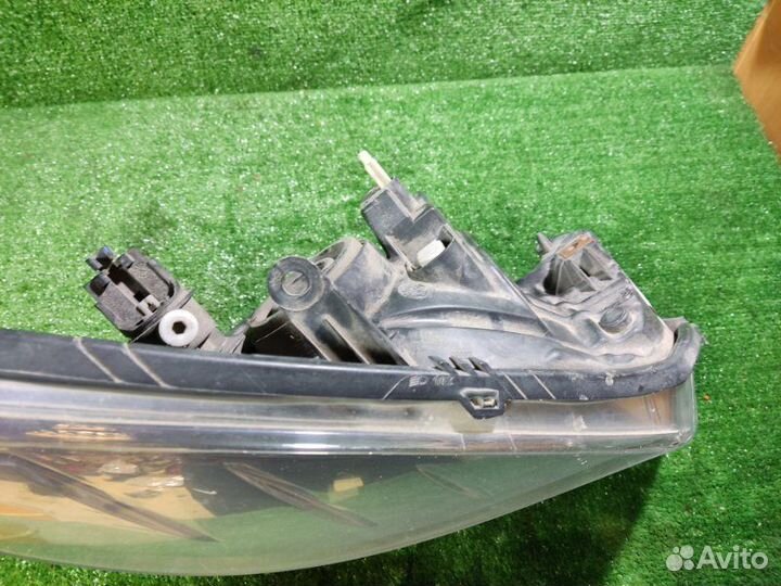 Фара правая Renault Sandero