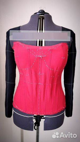 Красный атласный корсет готов к примерке