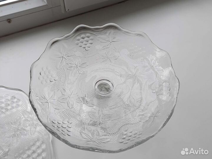 Ваза для фруктов на ножке