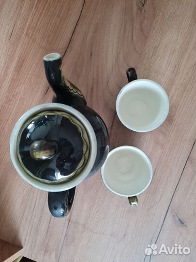 Кофейник и 2 кофейные чашки