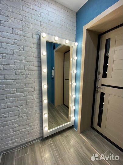 Гримерное зеркало с лампочками