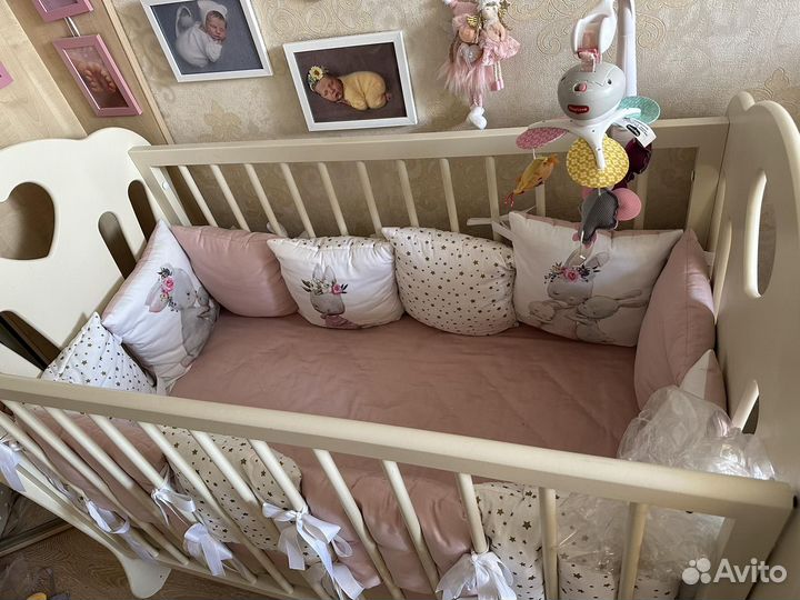 Детская кроватка с маятником, ящиком и матрасом