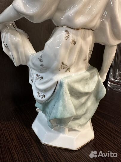 Статуэтка фарфор девушка