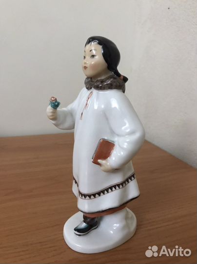 Статуэтка фарфоровая