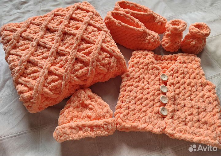 Набор вязанный для новорождённых