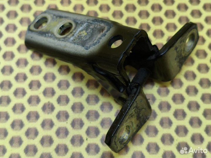 Петля двери передняя нижняя правая Mitsubishi