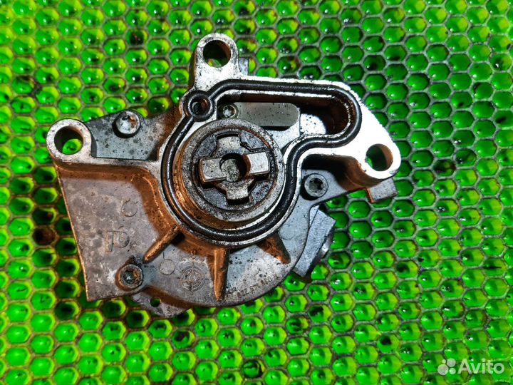 Насос вакуумный Skoda Octavia A4