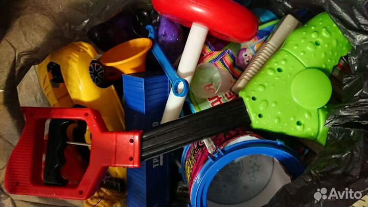 Пакет со сломанными игрушками есть целые