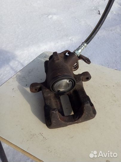 Суппорт тормозной, задний левый на ауди а4 б5