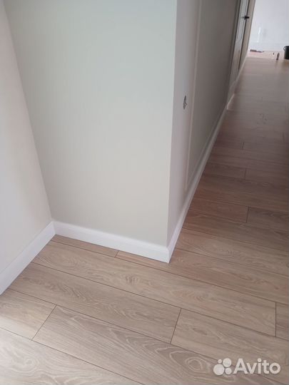 Установка напольных плинтусов дюроролимер, мдф